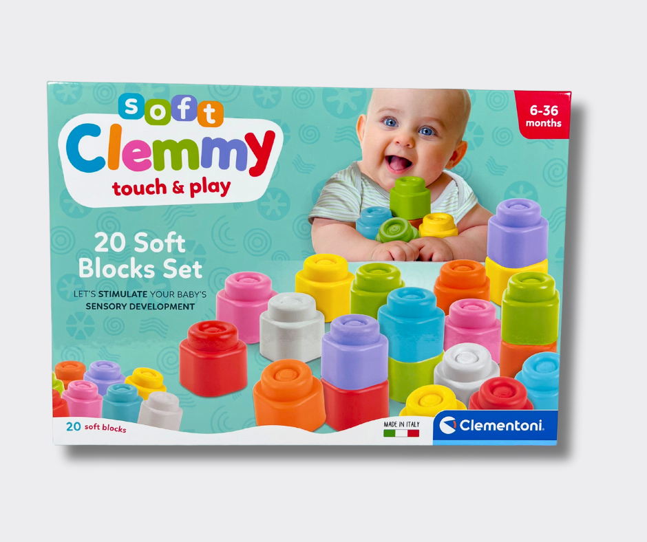 Kaladėlės vaikams - vaikas žaidžia su silikoninėmis kaladėlėmis