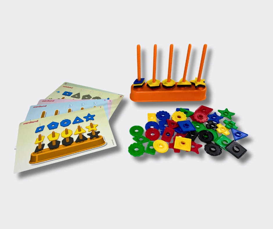 Miniland žaidimas - vaikas rūšiuoja geometrines figūras