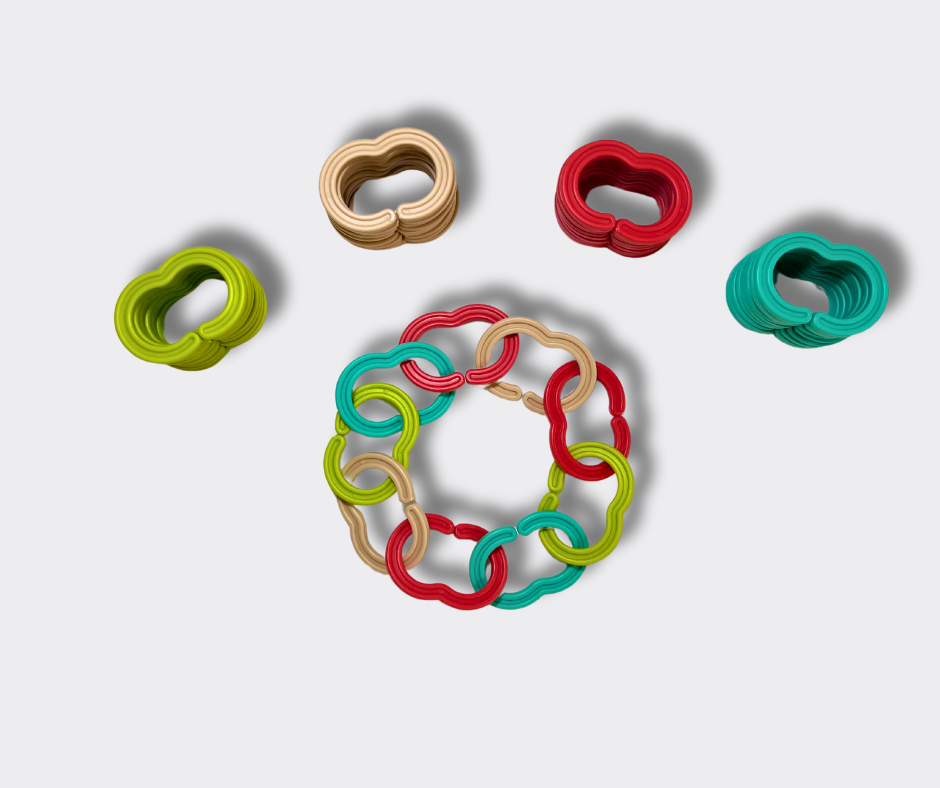 Miniland žaidimas - vaikas jungia spalvotus žiedus